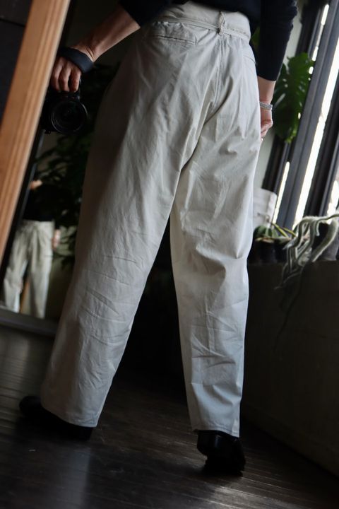 blurhms Selvage Twill Button Tuck Easy Pantsスタイル