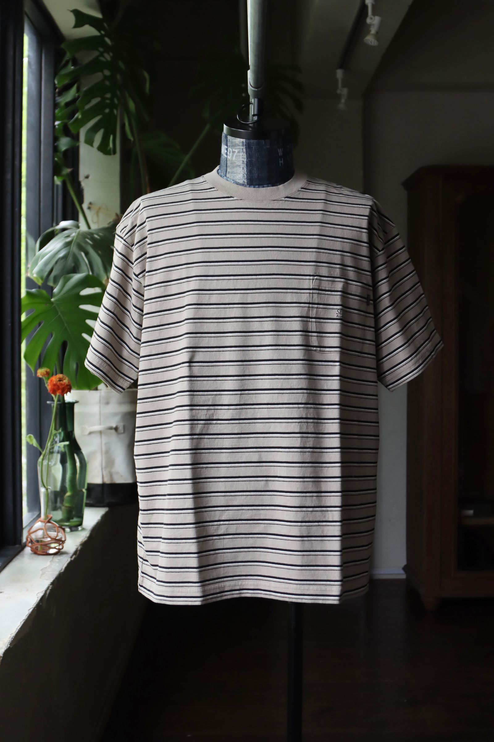 セダンオールパーパス SS24  Striped S/S Pocket Tee(SD24S-CT05)Khaki Black☆4月20日(土)発売！
