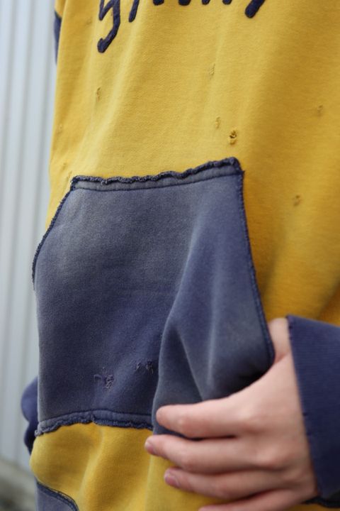 ©SAINT M×××××× フェルトフーディーYELLOW×NAVY style