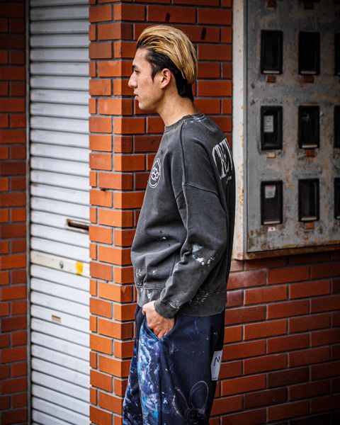 TALKING ABOUT THE ABSTRACTION DAMAGE CREW SWEAT スタイル