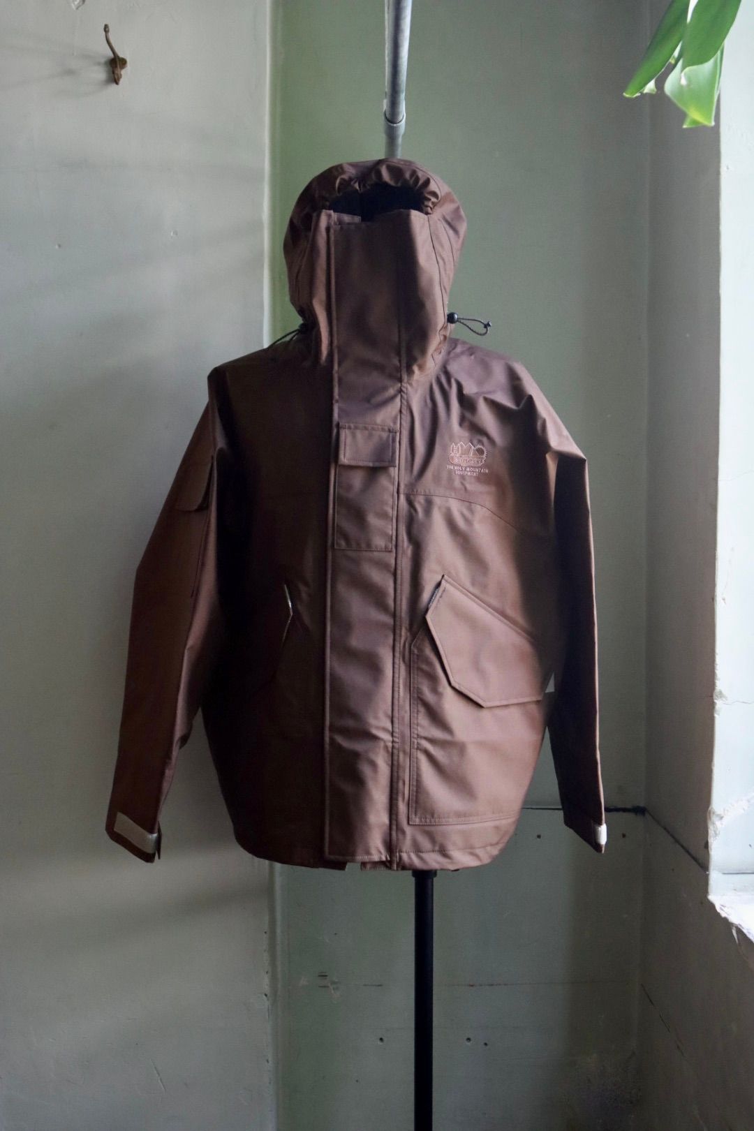 イズネス23AW NINJA HOODIE SHELL JACKET(1005AWJK02)BROWN