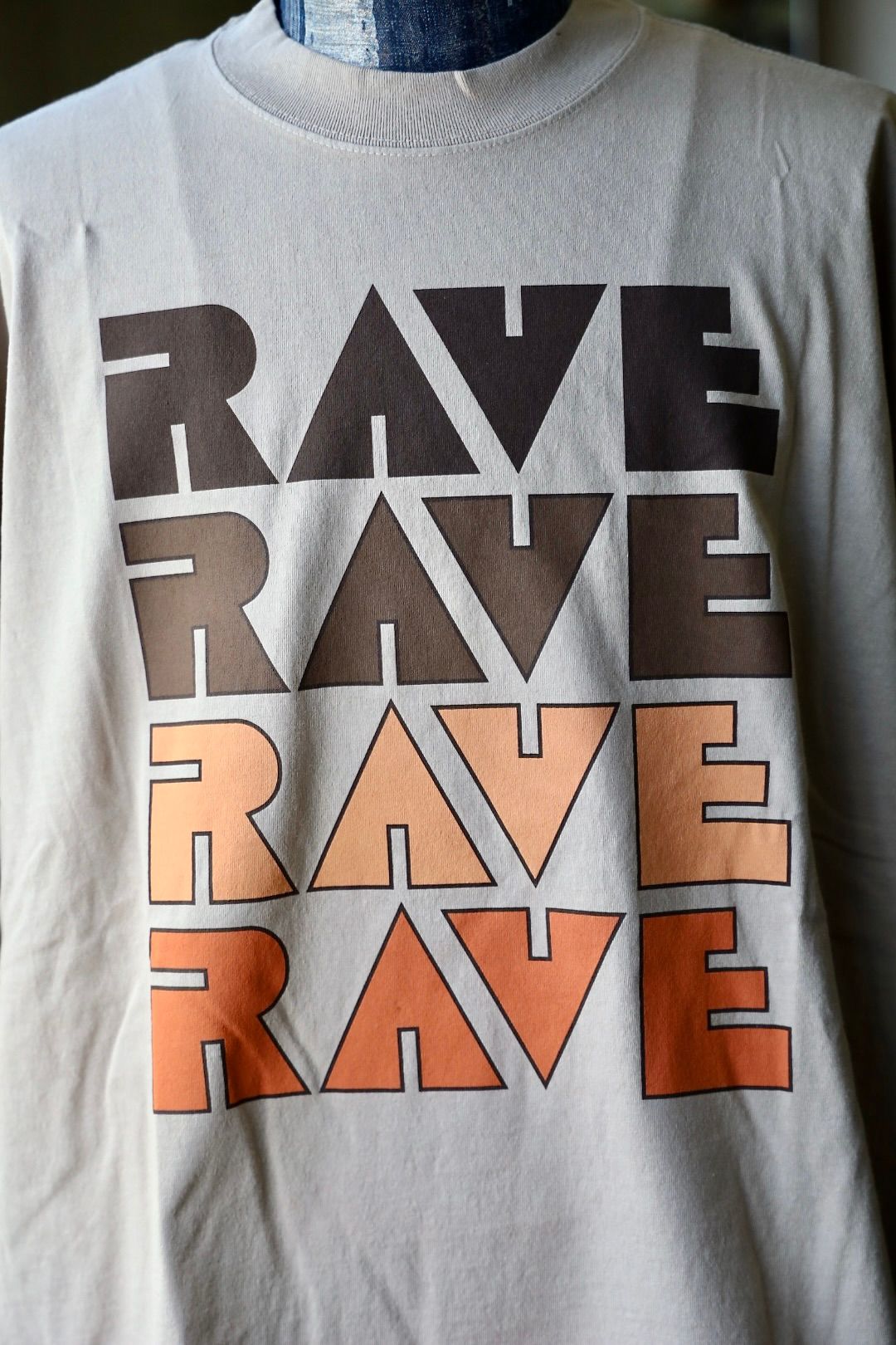 イズネスミュージック 25AW RAVE T-SHIRT (IMP6_05_RAVE5ST01) OATMEAL