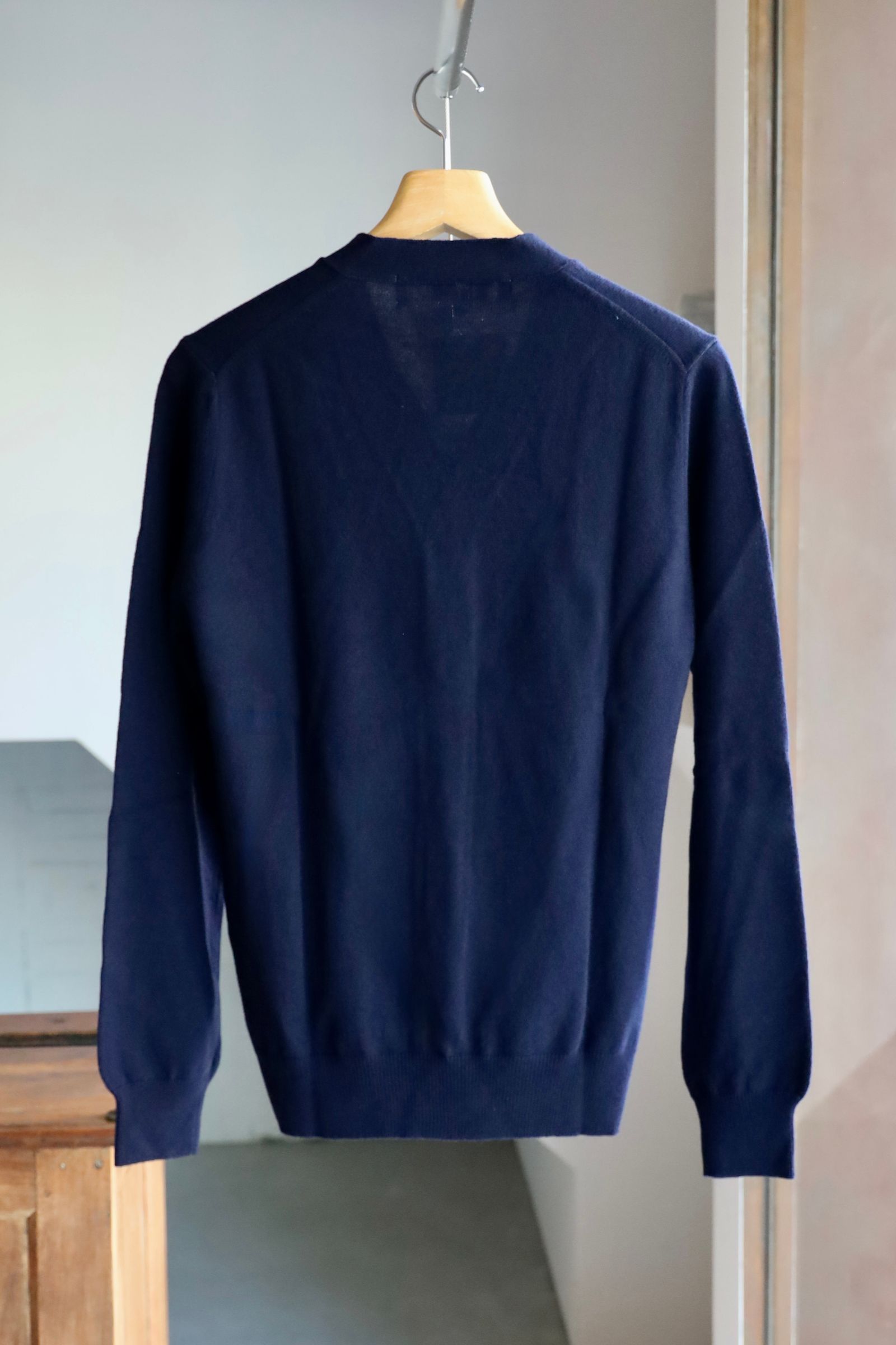 プレイコムデギャルソン V-NECK CARDIGAN (NAVY/RED HEART)