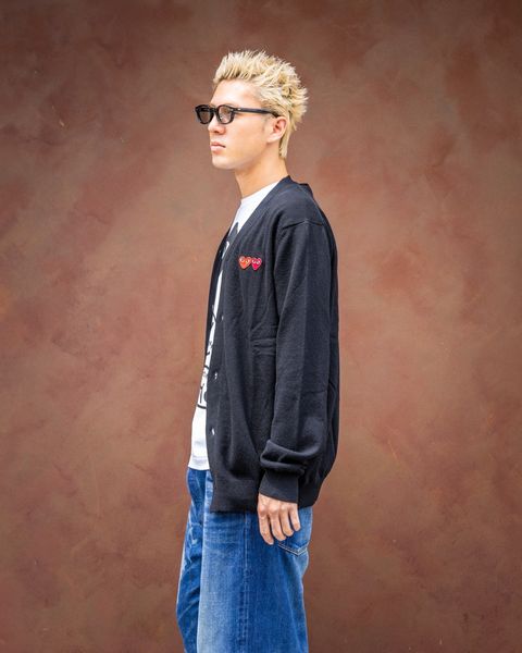 PLAY COMME des GARCONS V-NECK CARDIGAN DOUBLE BURGENDY EMBLEM MARKスタイル
