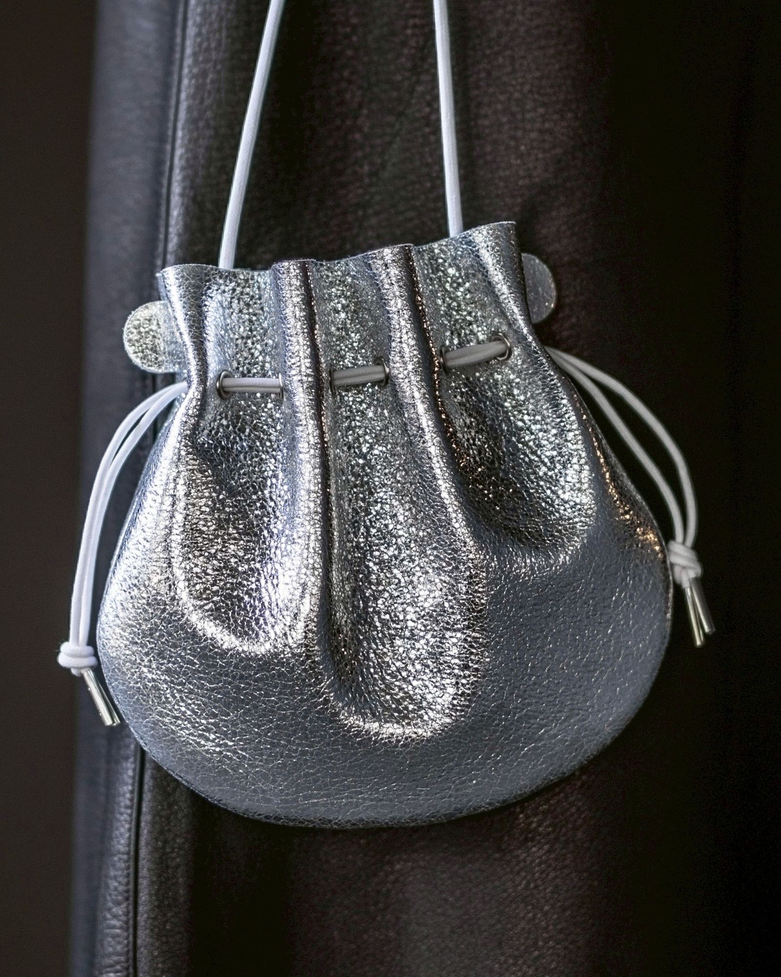エンダースキーマ バッグpetal sac gloss(yv-b-psg)silver
