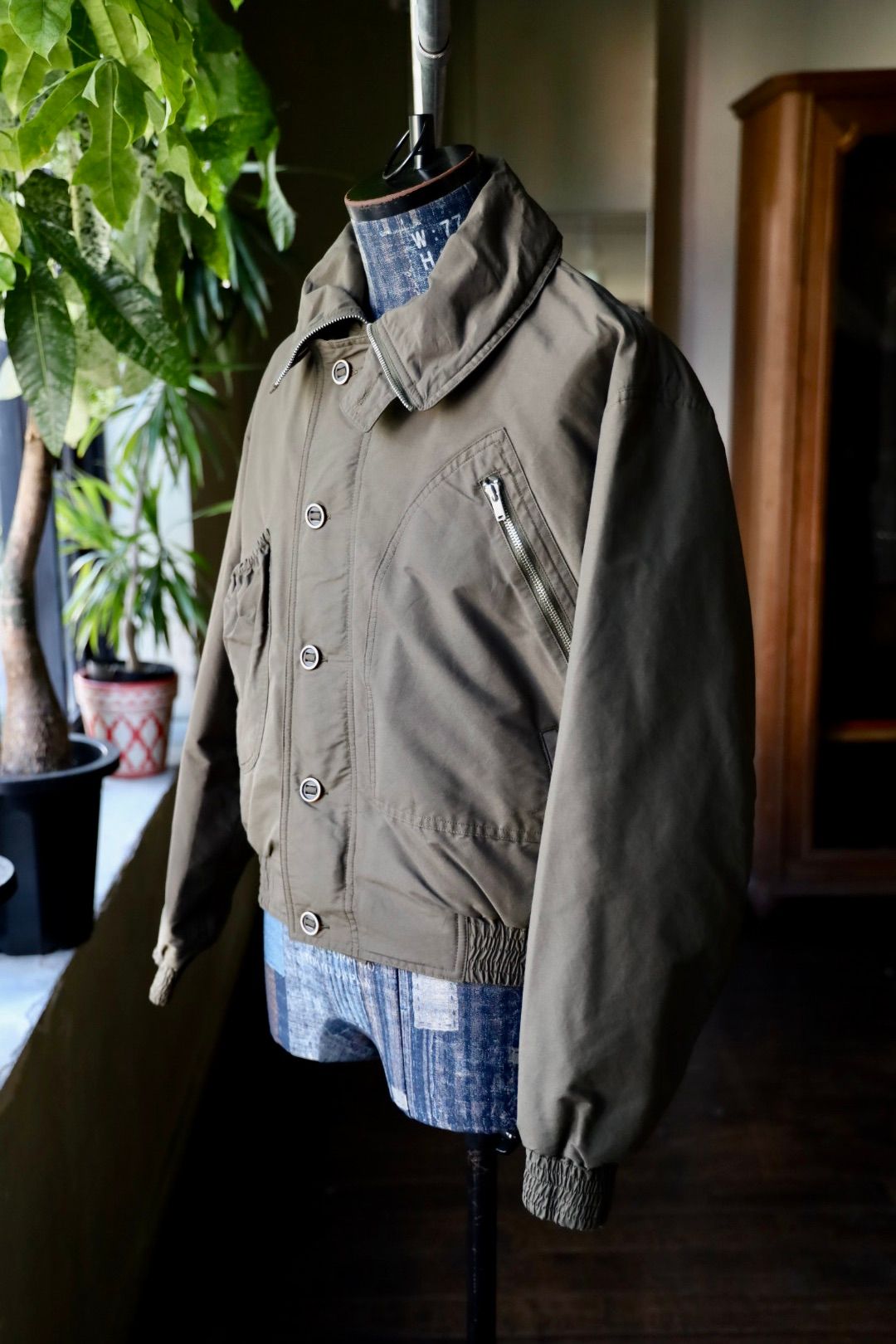 ヨーク 25FW ブルゾン "KATHARINE HAMNETT" Recycle Polyester Short Blouson(YK25FW01129B-KH)OLIVE