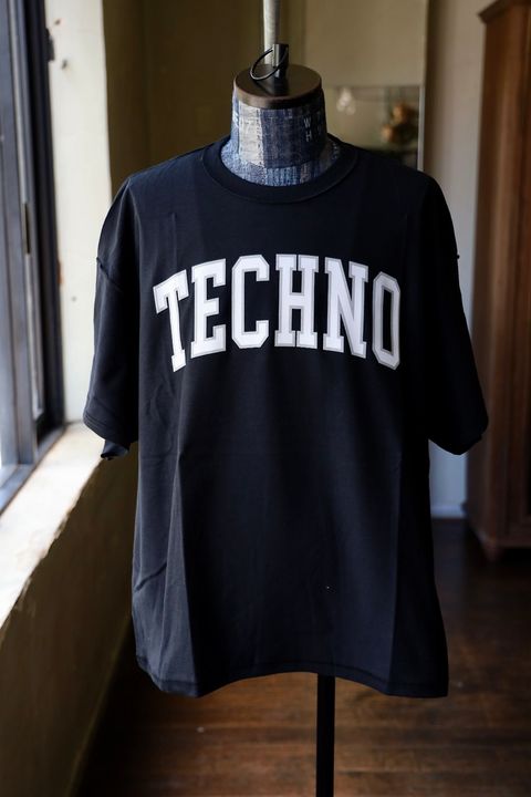 イズネスミュージック TECHNO T-SHIRT (IMP6_02_TECHNOSST01) BLACK