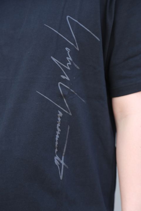 Yohji Yamamoto 半袖コットンTシャツ SS21 シグネチャーロゴ アートワーク(HD-T99-083) style.2021.4.13.