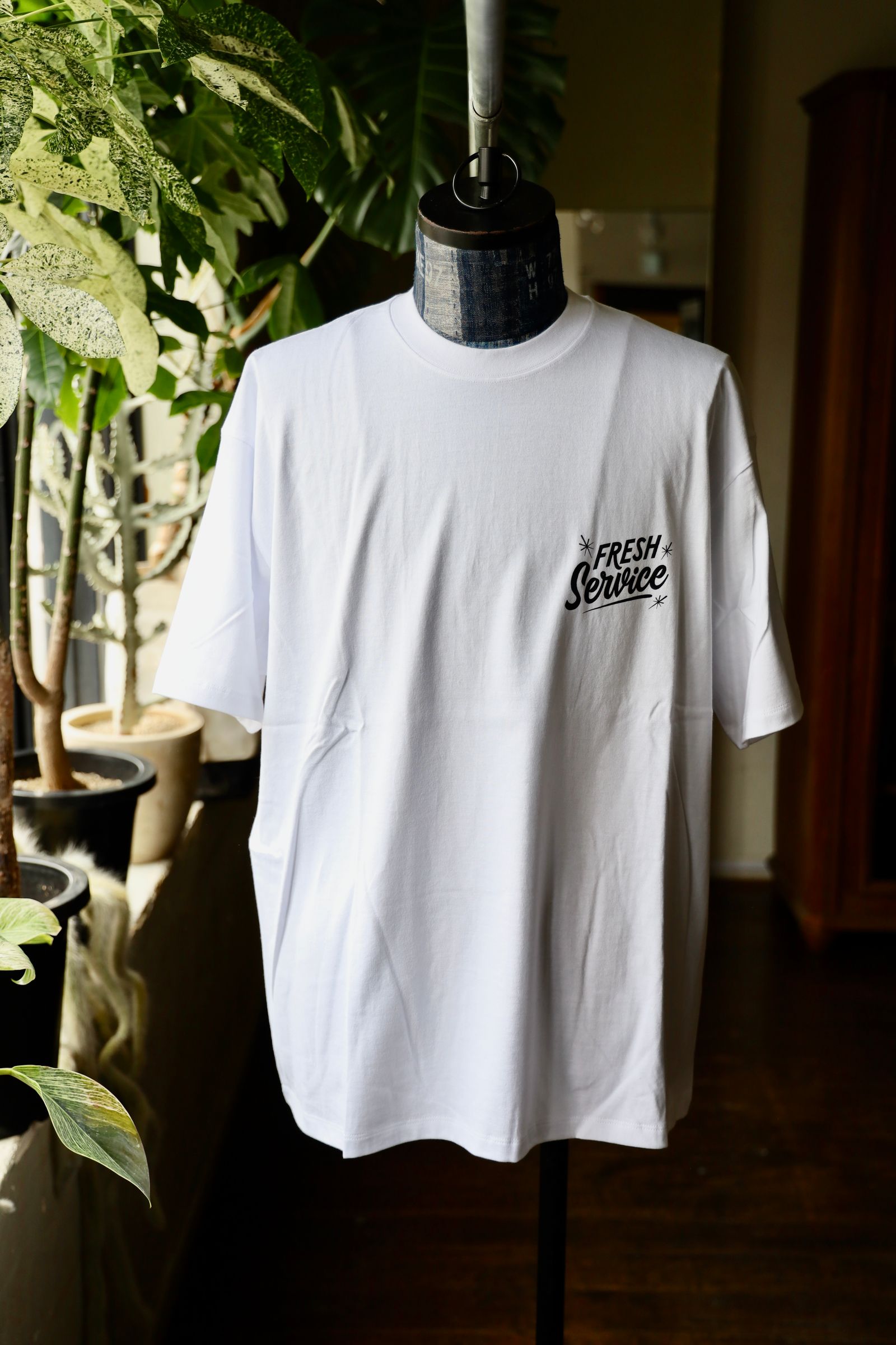 フレッシュサービスCORPORATE PRINTED S/S TEE “ALL DAY ALL NIGHT” (BLACK)