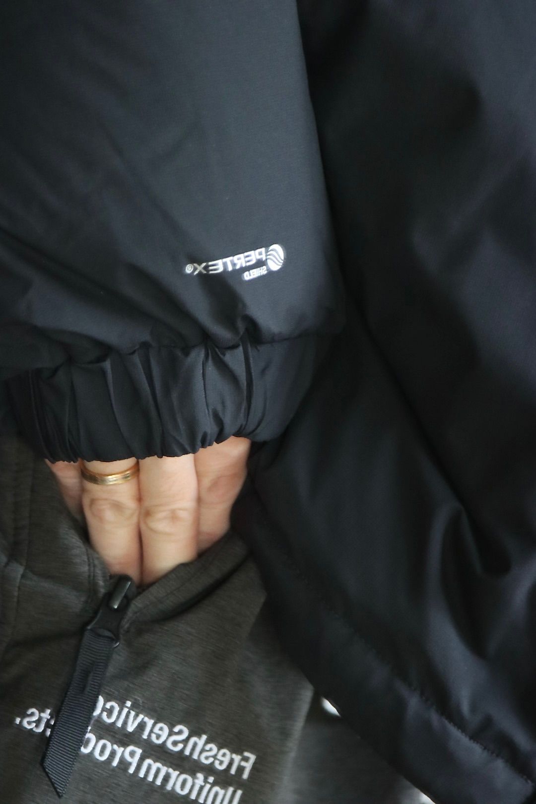グラフペーパー22AW PERTEX Riversible Hooded Downスタイル.2022.9.23.