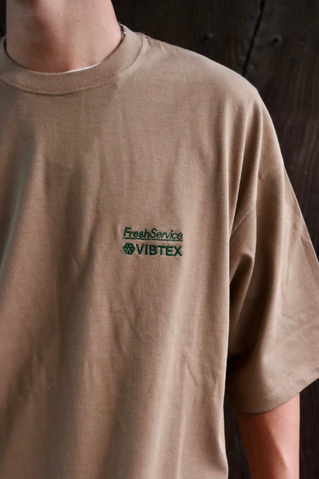 FreshService フレッシュサービス 23AW VIBTEX for FreshService “S/S CREW NECK TEE”スタイル