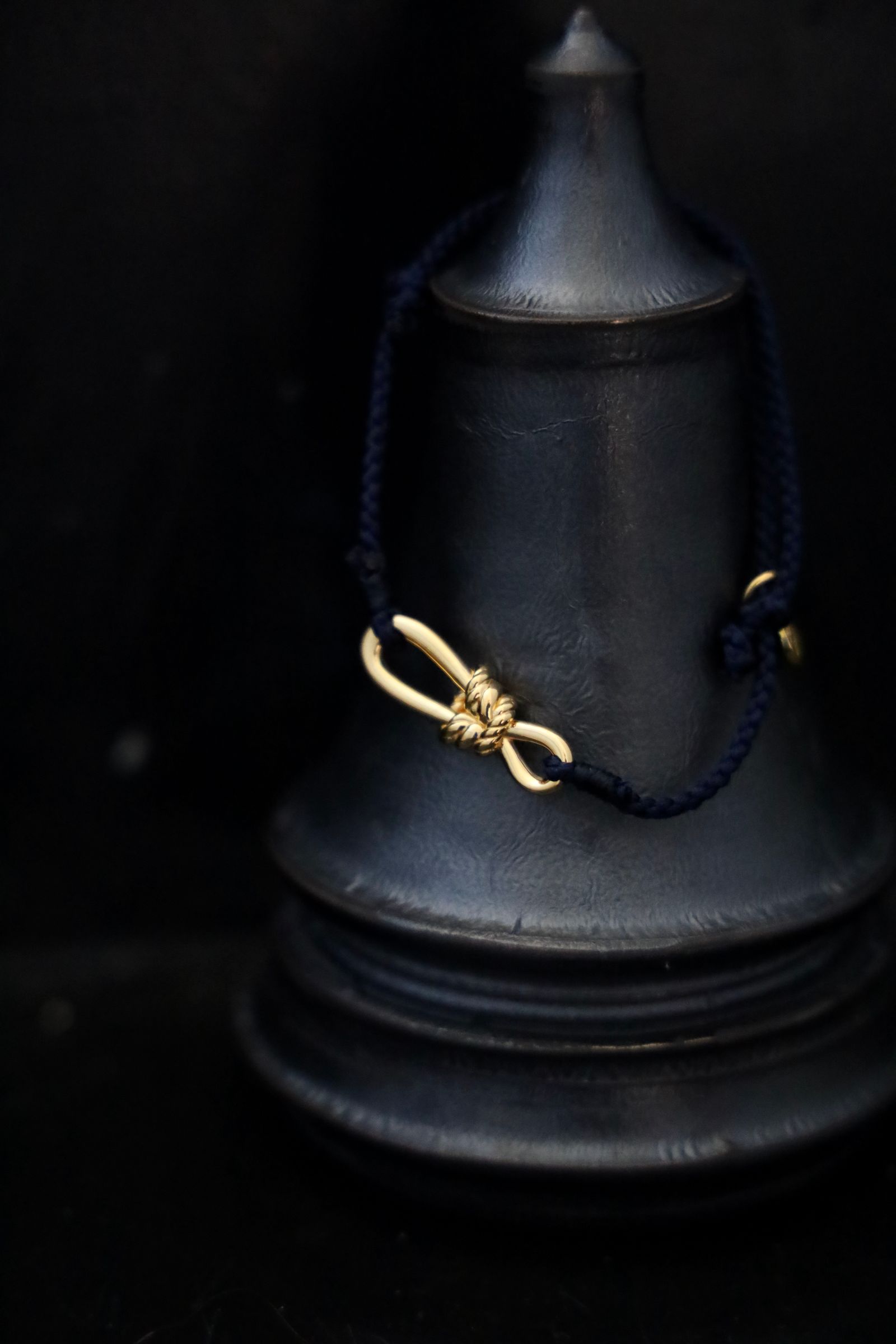 XOLO JEWELRY ショロジュエリー / Twisted Rope Link Silk Code Bracelet-Gold- (NAVY)