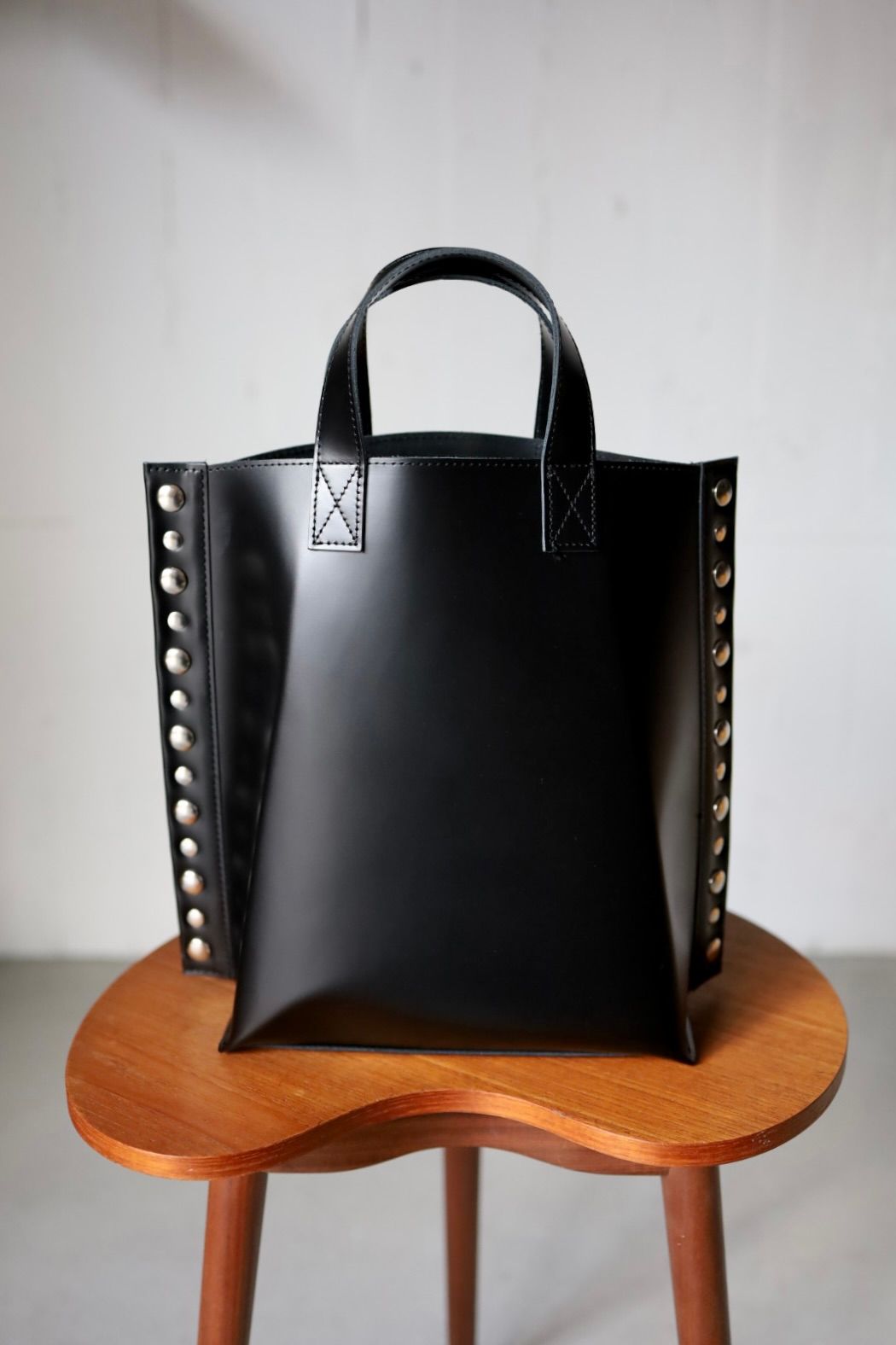 tao 26FW ステアガラス スタッズ付トートバッグ 小(TC-K204-052)BLACK☆8月7日(金)発売！