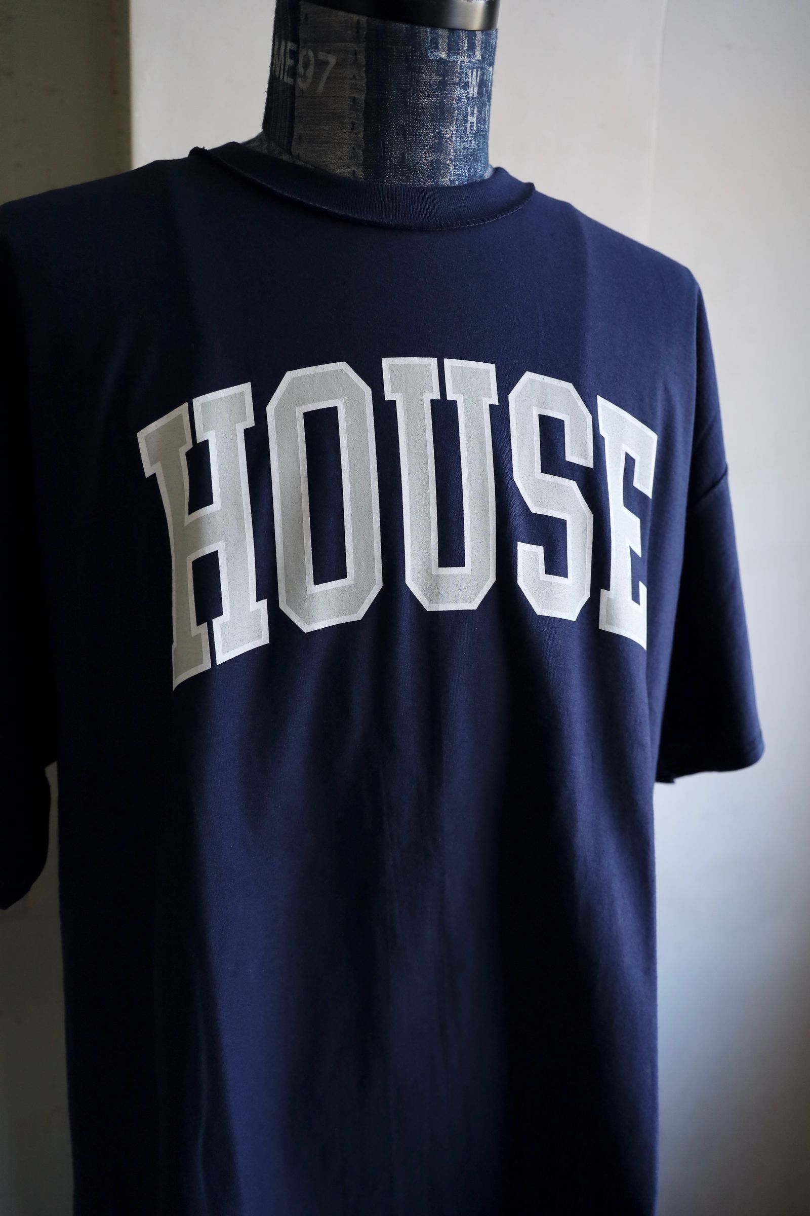 イズネスミュージック 25SS HOUSE T-SHIRT(IMP5_26_HOUSE5ST01)NAVY