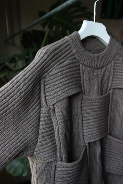 YOKE CROSSING CABLE CREW NECK KNIT"GREIGE"style