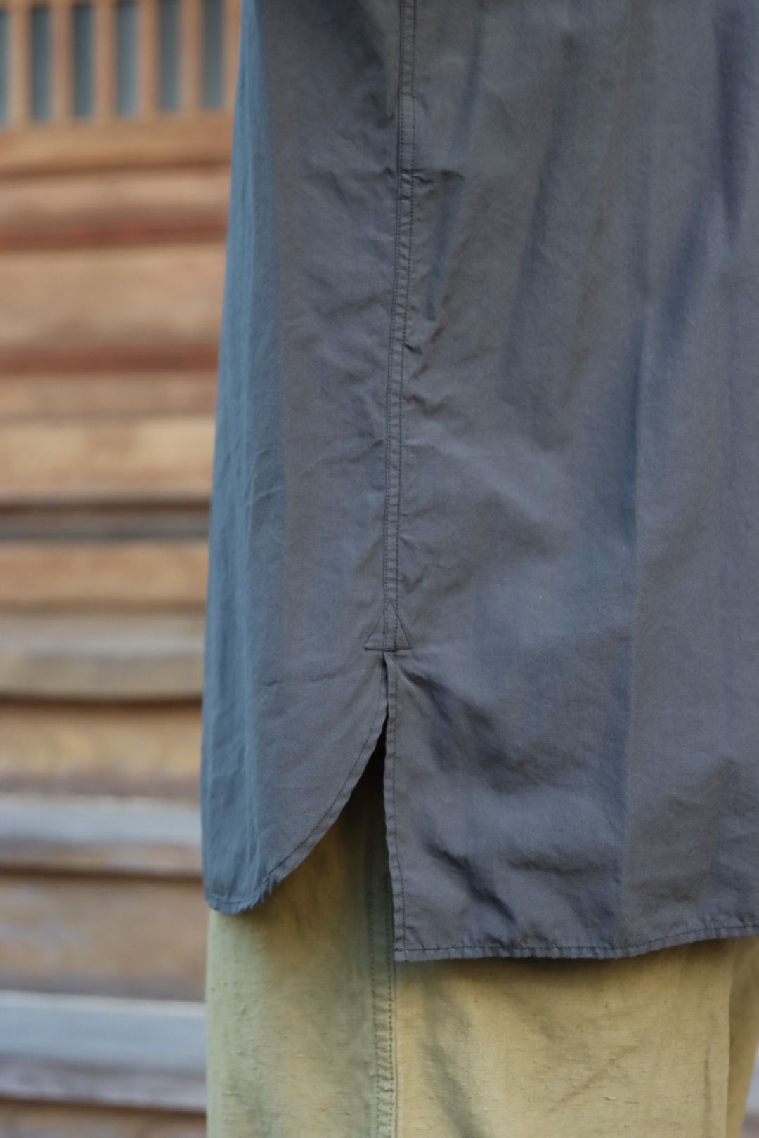 Ets.MATERIAUX Regular collar shirt(INK BLACK)style.