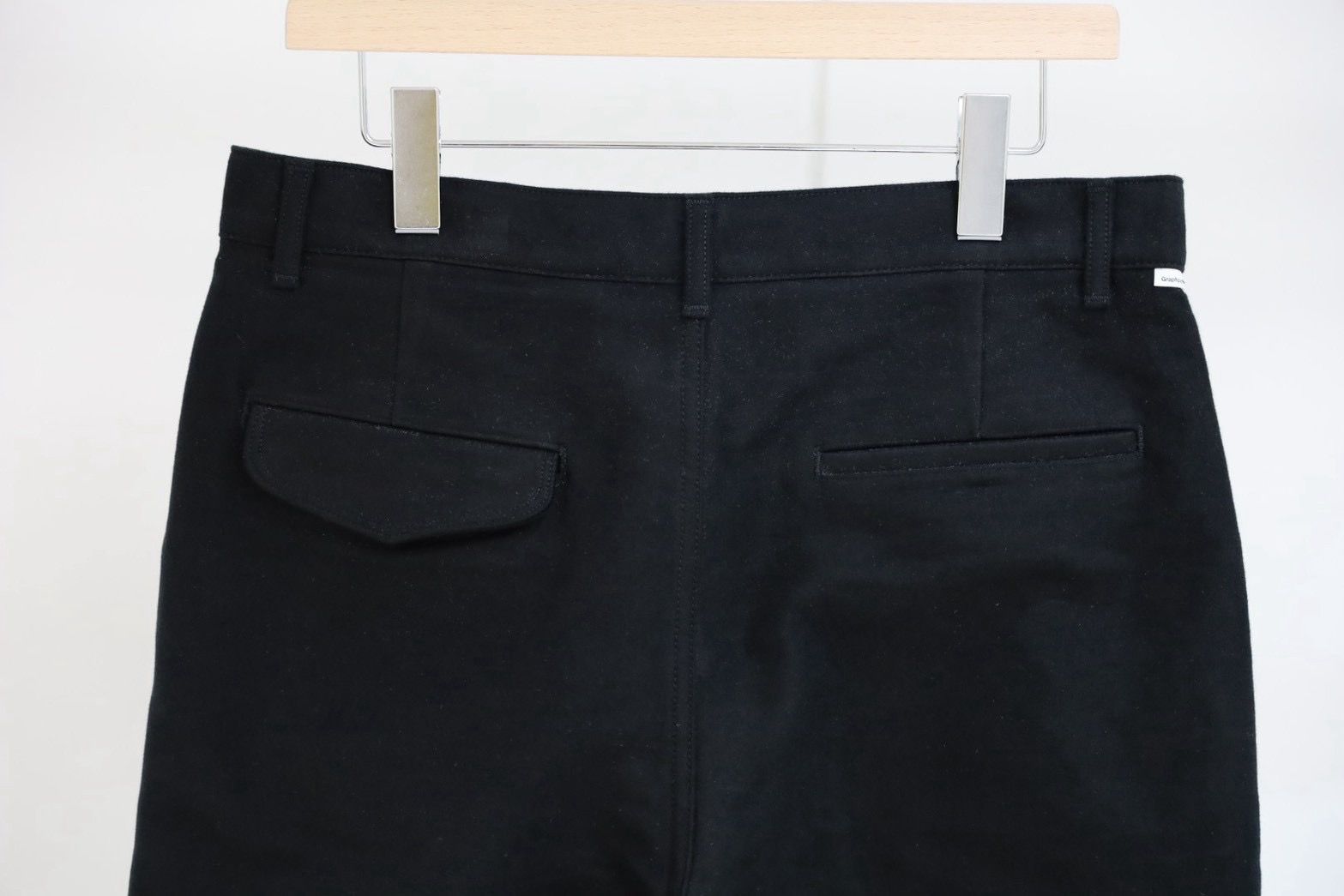 グラフペーパー Cotton Double Serge Two Tuck Tapered Pants(GM263-40451)BLACK