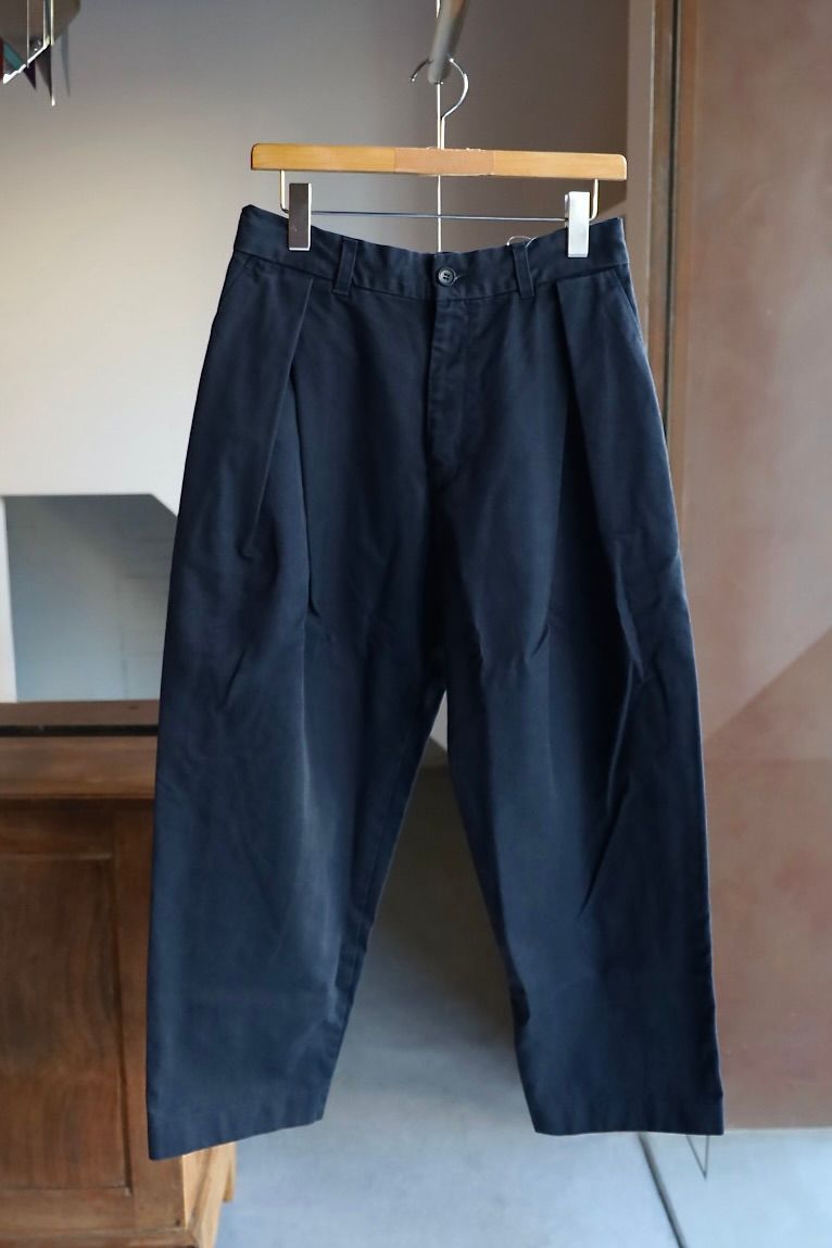イズネス 25AW TWILL TUCK TROUSERS(25AW_20_2020AWPT06-O)NAVY☆新作発売！