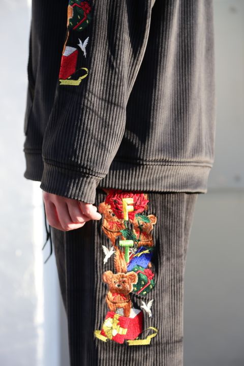 CHAOS EMBROIDERY COMFY HOODIE(21SS24BL118) style.2021.1.16.