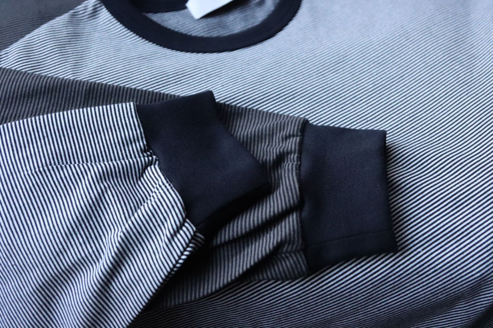 グラフペーパー24SS Narrow Border L/S Tee(GU241-70117B)NAVY×WHITE