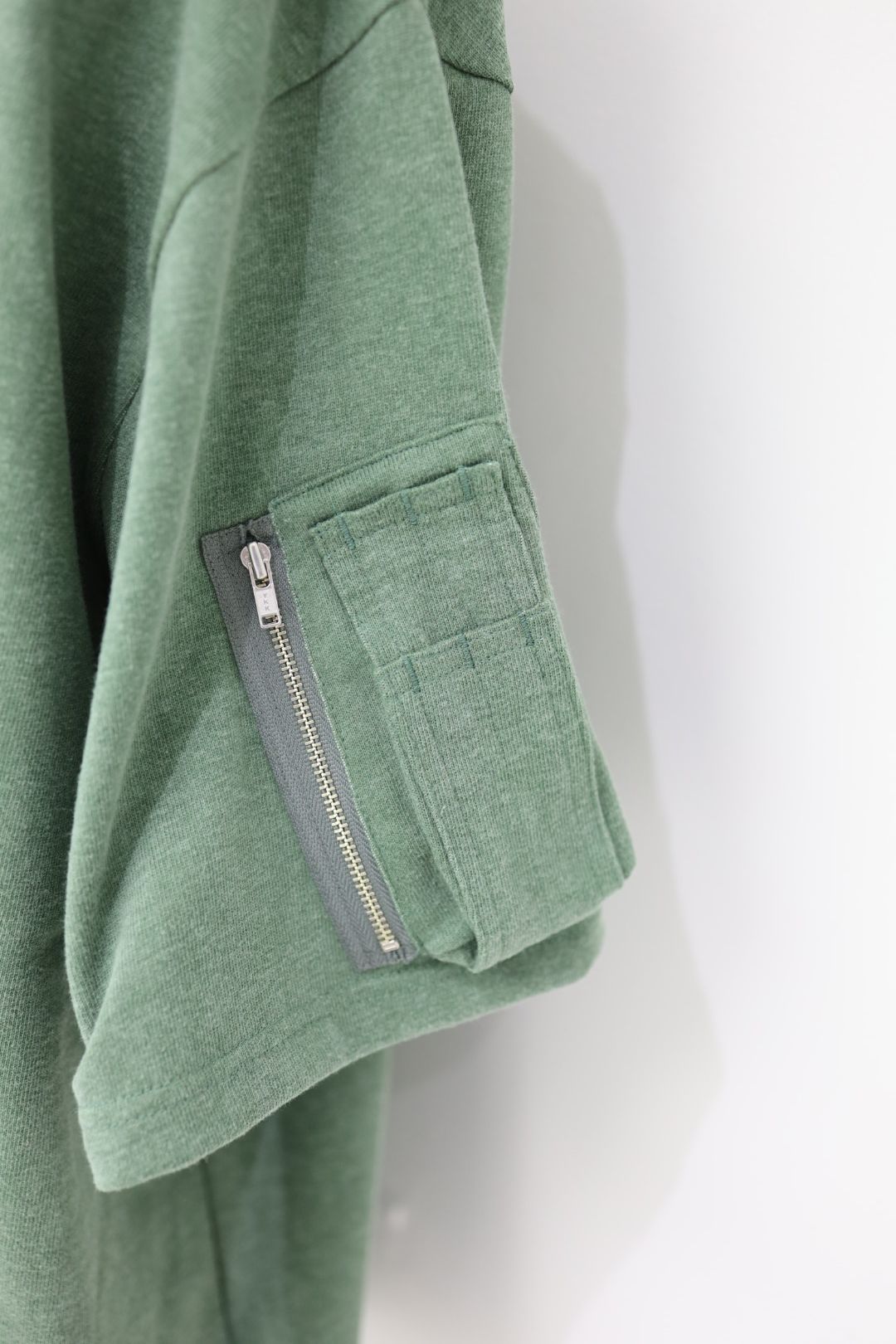 イズネス 26SS Arm Pocket T-Shirt (26SS_38_1008SSCS01)GREEN☆新作発売！