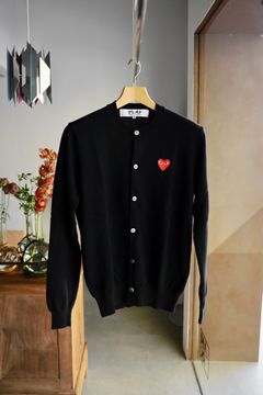 PLAY COMME des GARCONS 新作ROUND NECK CARDIGAN stlye.2025.2.12