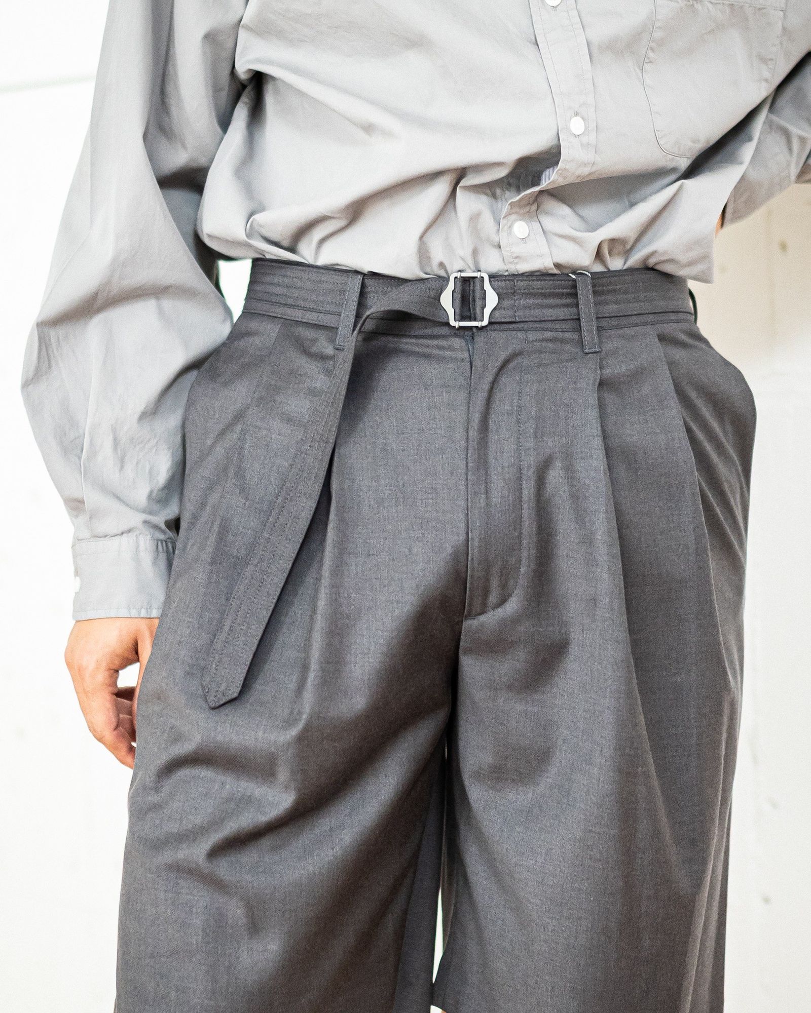 ANOTHER OFFICE Hemingway Belted Shorts(GRAY)スタイル