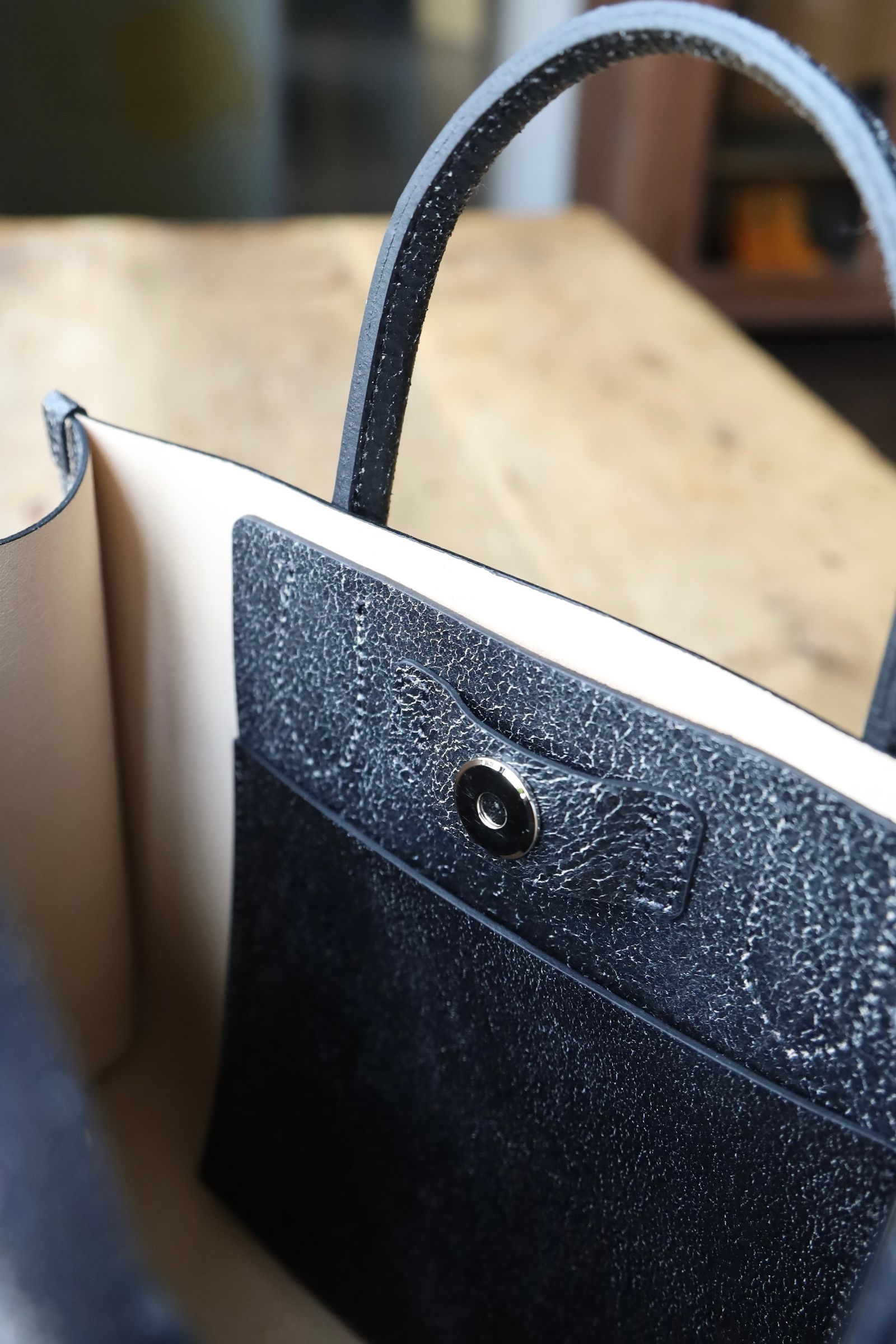 エンダースキーマ バッグ atypical sophie M(wt-rb-asm)black/crack