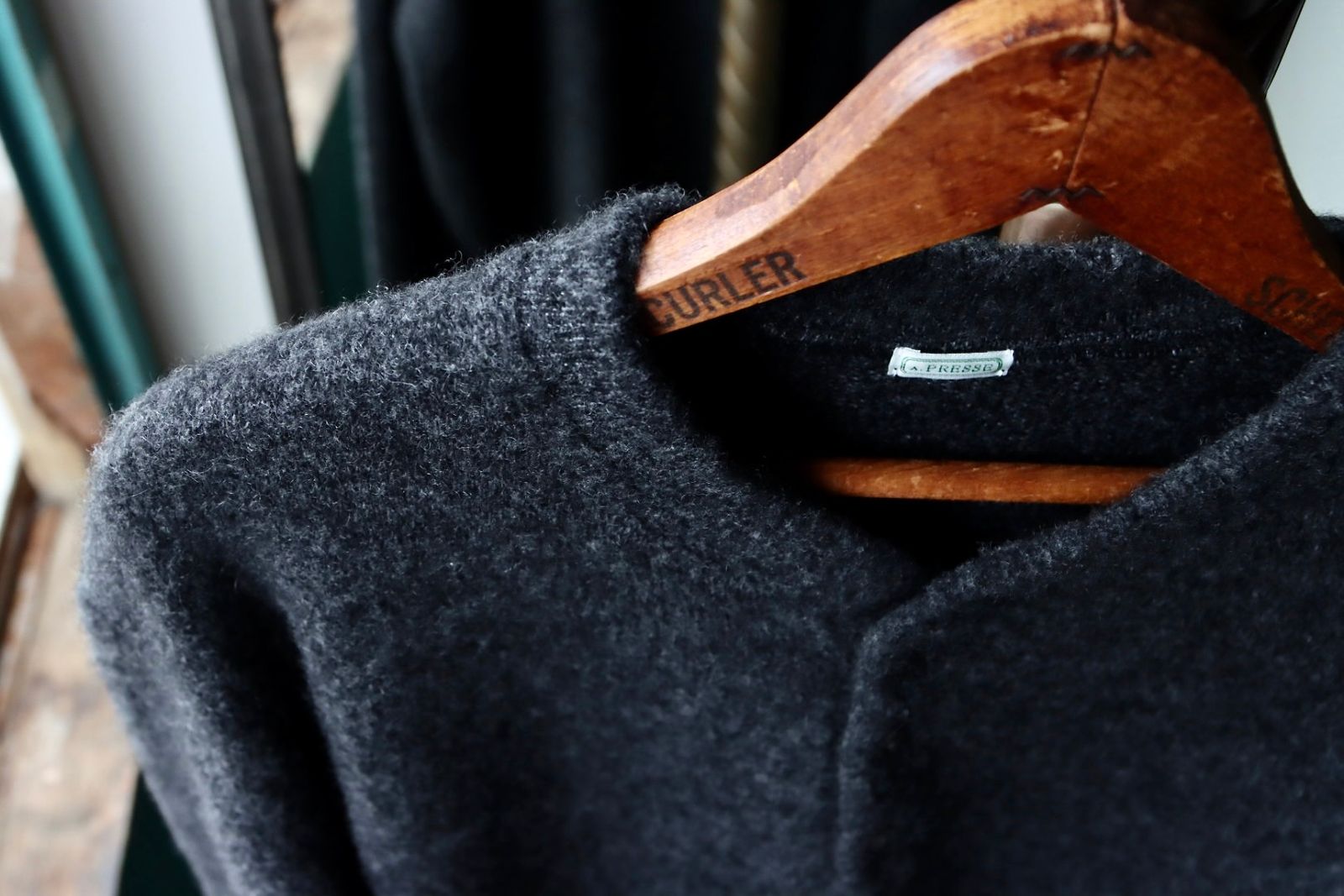 アプレッセ 2025 STYLE2 Cashmere Middle Gauge Henley Neck Sweater(25AAP-03-14)CHARCOAL