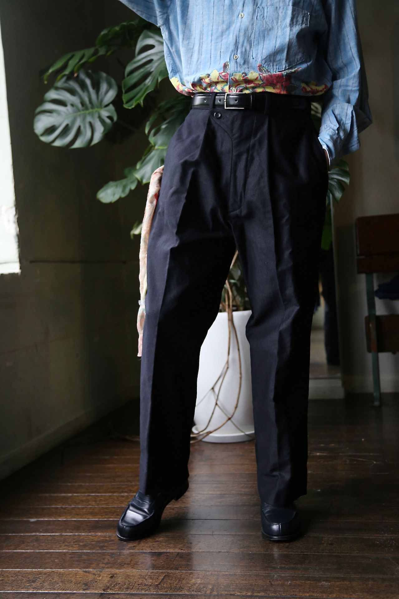 blurhms Broken Cloth Curve Front Slacks