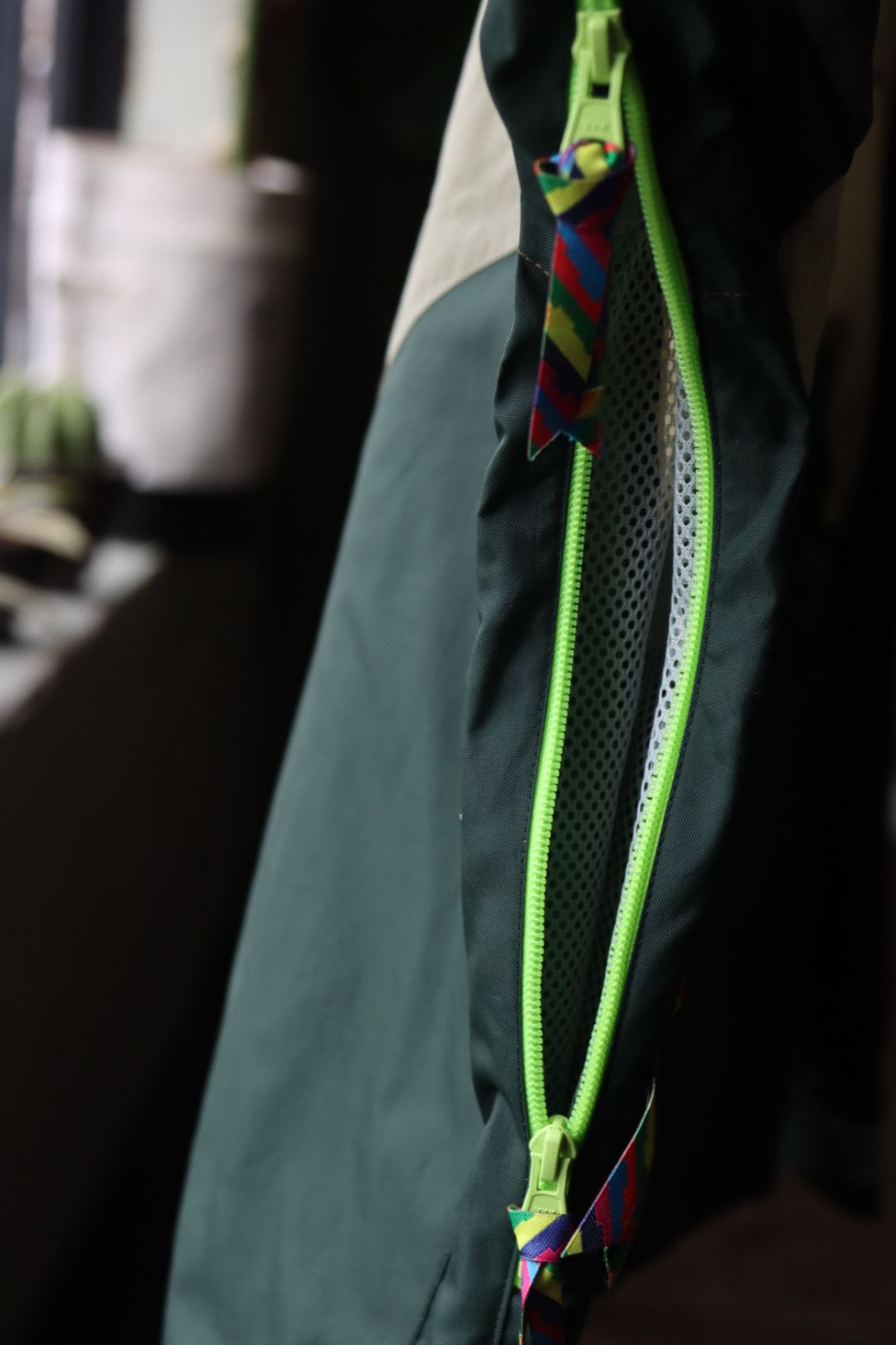イズネス23SS マウンテンパーカー THM ANNAPURNA MOUNTAIN JACKET(1005SSJK01)GREEN x GREIGE