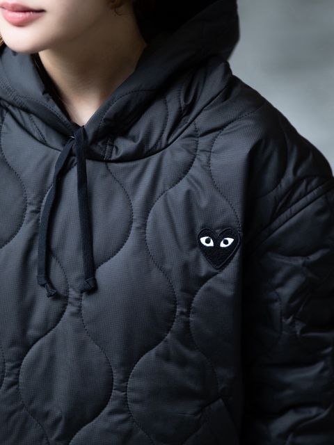 PLAY COMME des GARCONS 新作BLACKエンブレムキルティングフーディstyle.2026.8.22