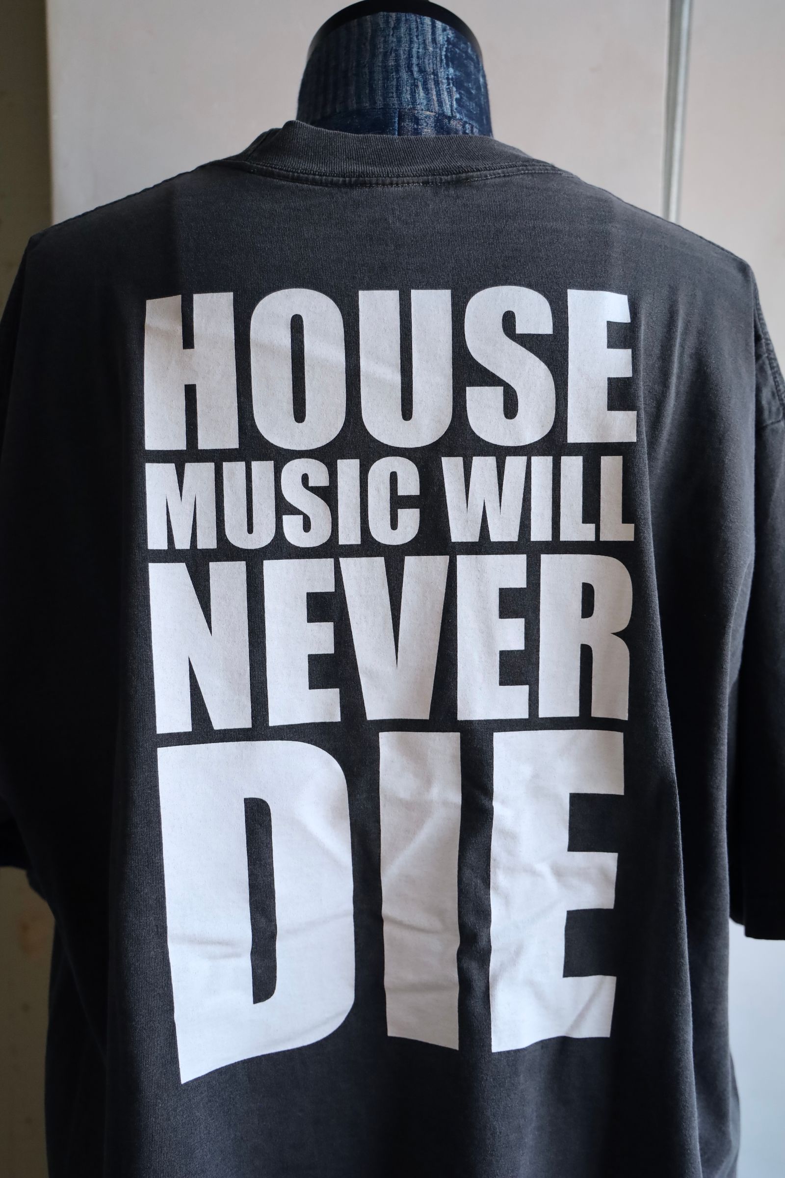 イズネスミュージック 25SS HOUSE MUSIC WILL NEVER DIE T-SHIRT(IMP5_02_H.M.N.DT01)SUMI(CHARCOAL)