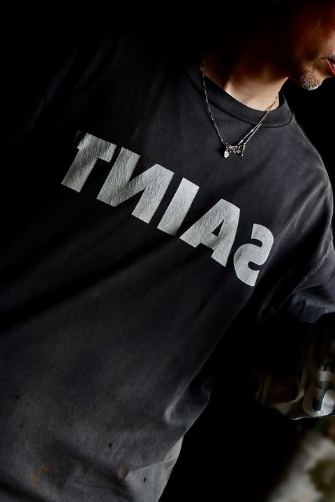 ©SAINT M×××××× 23AW S>N>T TEEスタイル