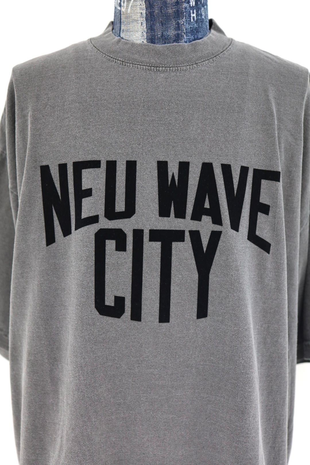 イズネスミュージック 26SS NEU WAVE FLOCKY PRINT T-SHIRT(IMP7_29_NEWWAVEST01)SUMI(CHARCOAL)☆新作発売！
