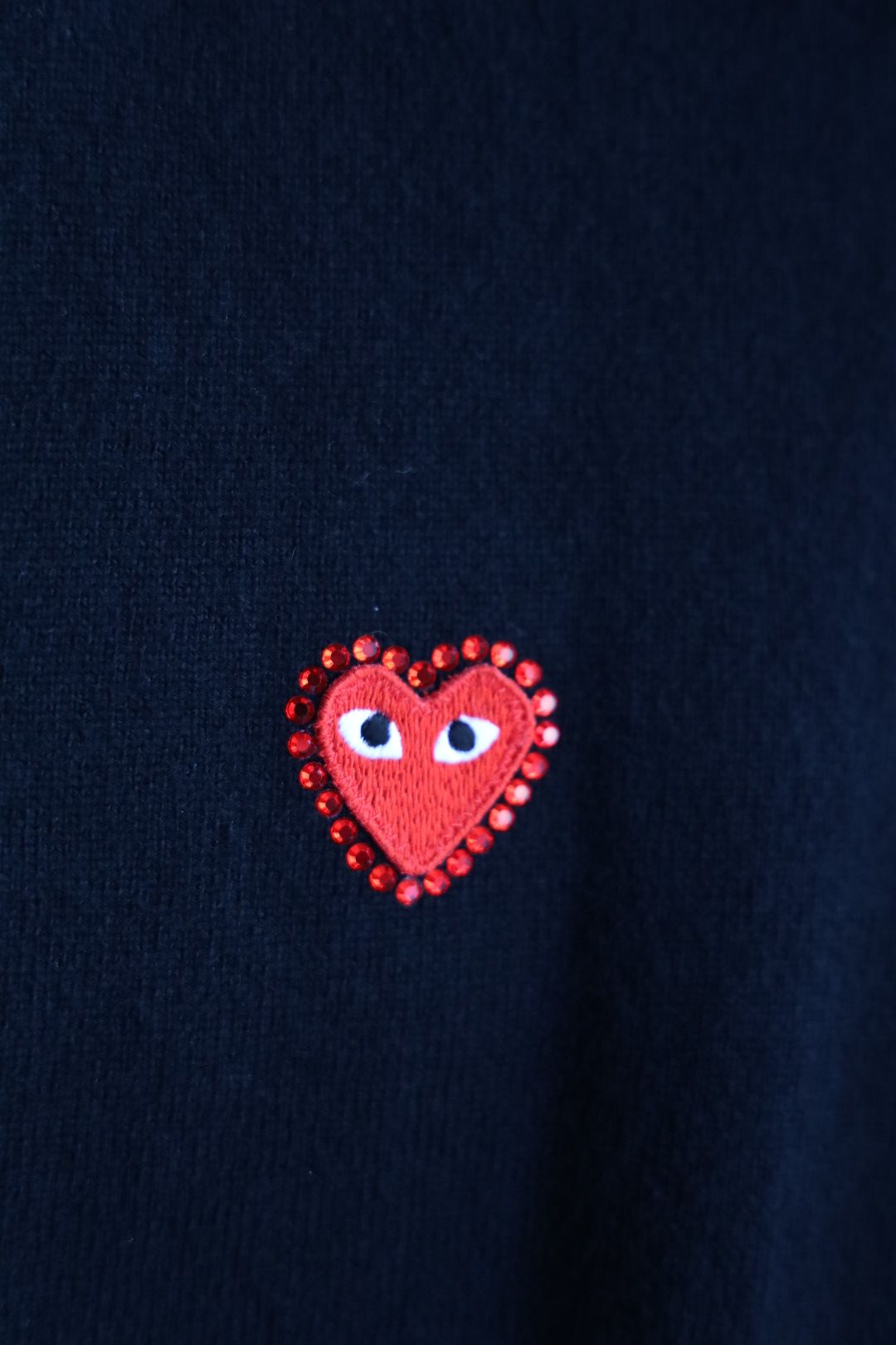 プレイコムデギャルソン ROUND NECK RHINESTONE CARDIGAN (BLACK/RED HEART)