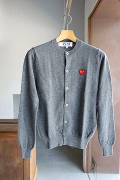 プレイコムデギャルソン ROUND NECK RHINESTONE CARDIGAN (GRAY/RED HEART)