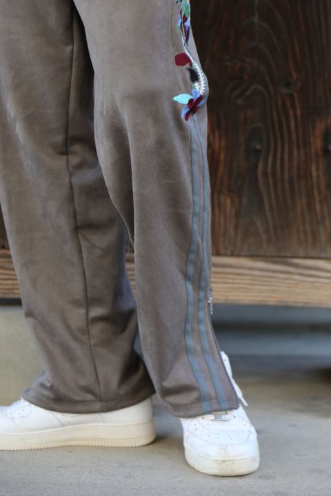 doublet CHAOS EMBROIDERY SUEDE TRACK PANTS "GRAY"style.2020.8.9.