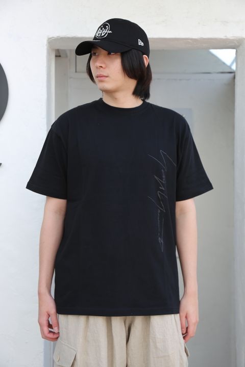 Yohji Yamamoto 半袖コットンTシャツ SS21 シグネチャーロゴ アートワーク(HD-T99-083) style.2021.4.13.