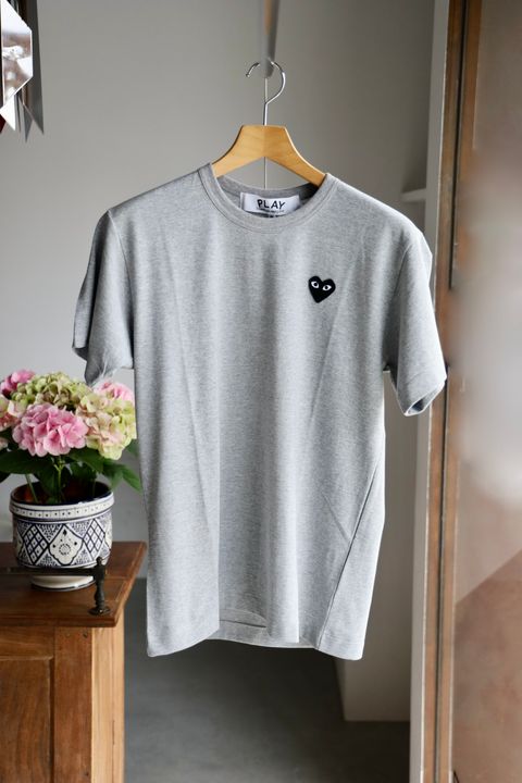 PLAYプレイコムデギャルソン ワンポイントTシャツ BLACK HEART (GREY)