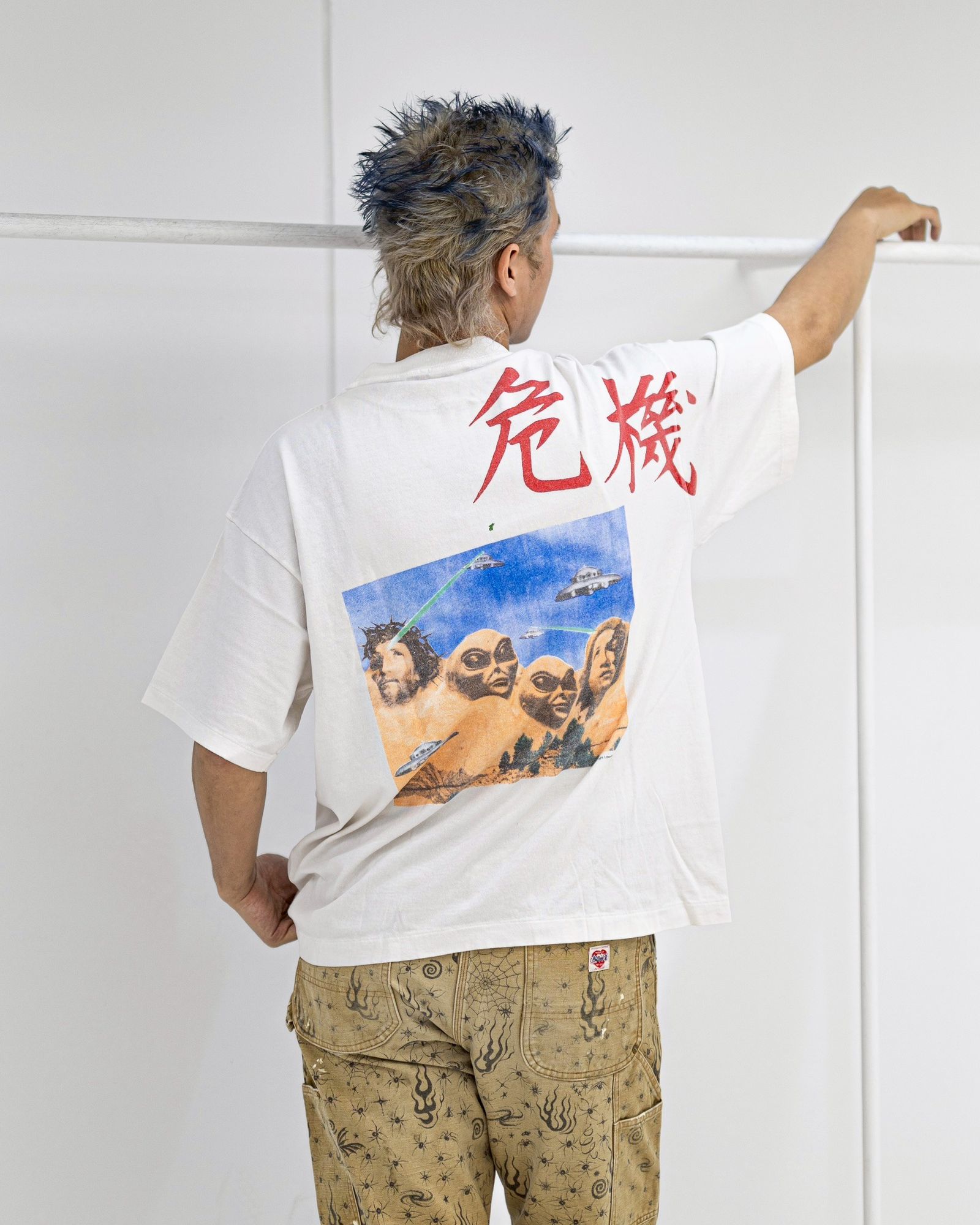 SAINT Mxxxxxx KIKI SW_SS TEE MARKスタイル！