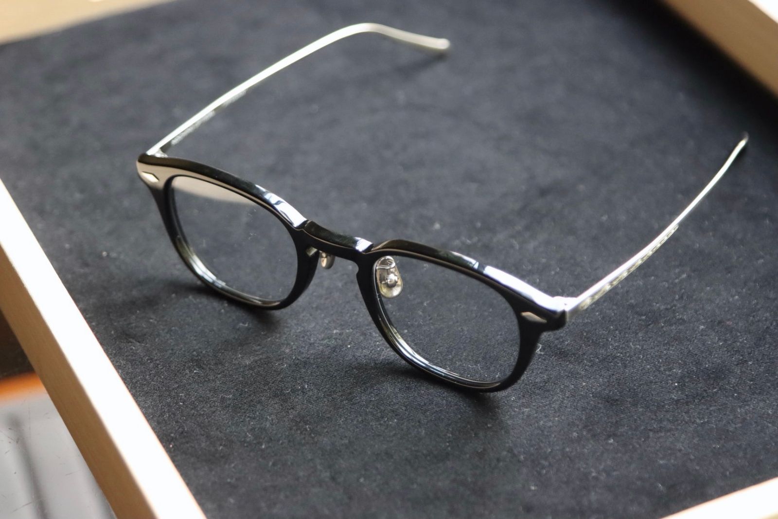 ノチノオプティカル "JIFUSAN" #2.GLOSS BLACK × GREY GREEN to D.GREY(調光モデル)