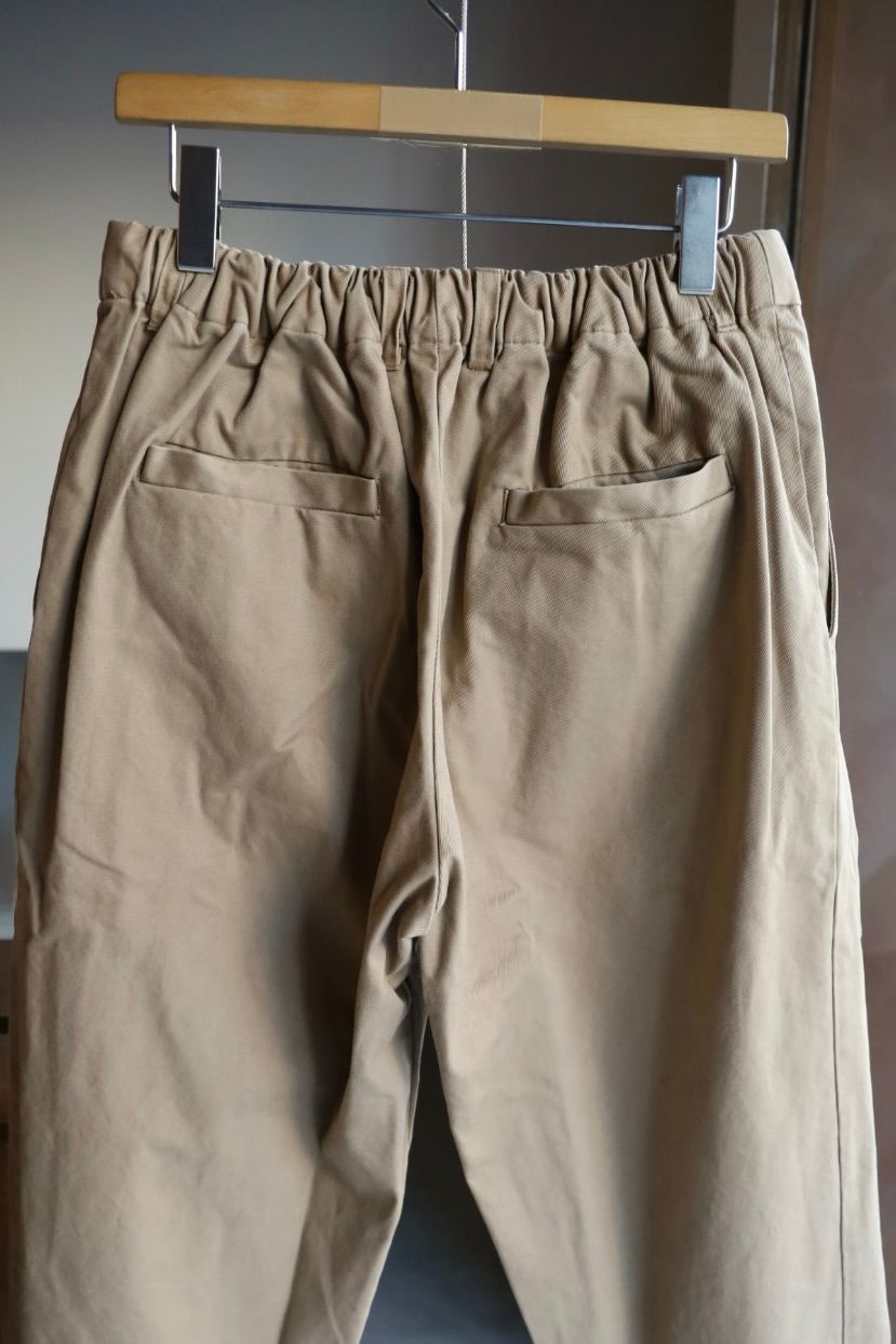 イズネス 25AW TWILL TUCK TROUSERS(25AW_20_2020AWPT06-O)BEIGE☆新作発売！