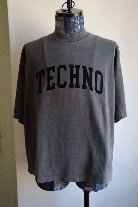 イズネスミュージック 25SS TECHNO FLOCKY PRINT T-SHIRT(IMP5_11_FLTECHNOT01)SUMI(CHARCOAL)