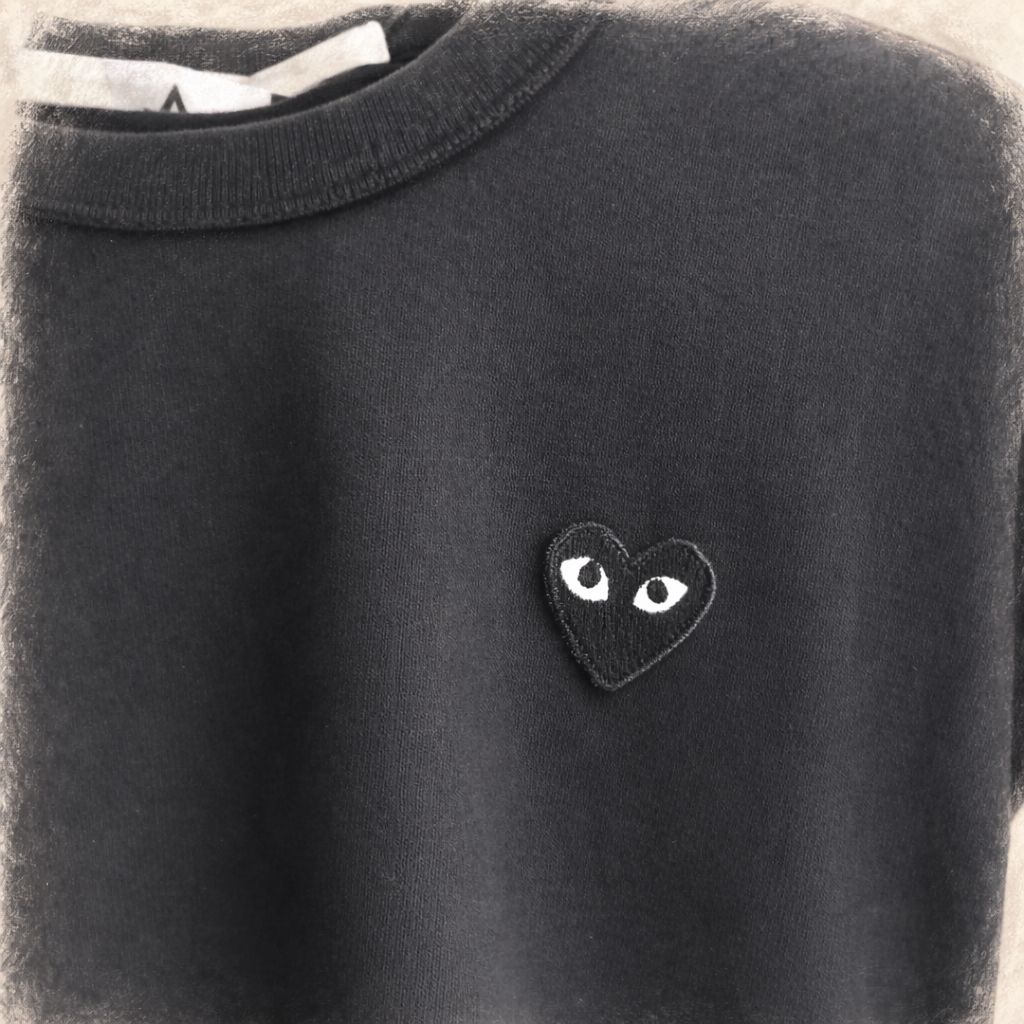 PLAYプレイコムデギャルソン ワンポイントTシャツ (BLACK×BLACK HEART)