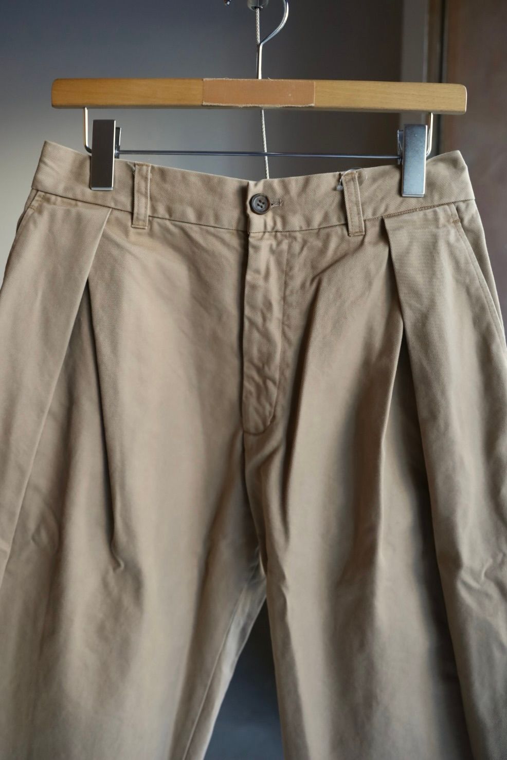 イズネス 25AW TWILL TUCK TROUSERS(25AW_20_2020AWPT06-O)BEIGE☆新作発売！