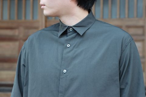 Ets.MATERIAUX Regular collar shirt(INK BLACK)style.