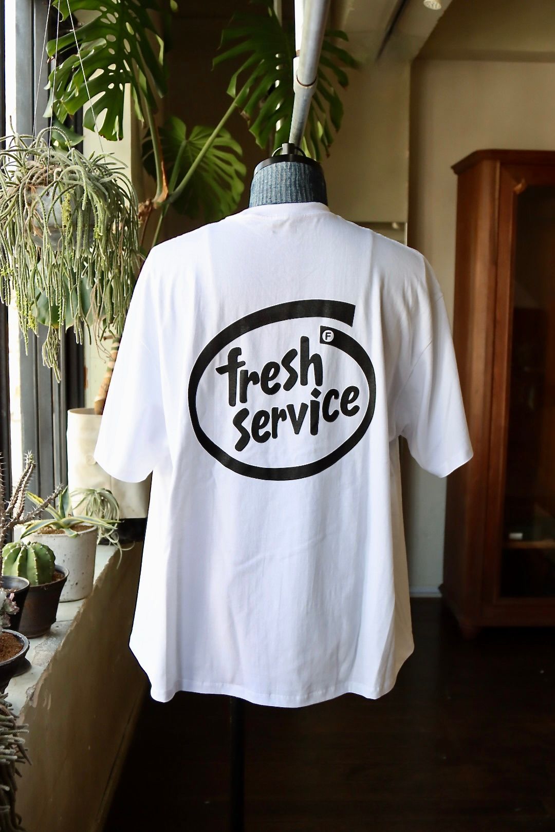FreshService - フレッシュサービス 24SS CORPORATE PRINTED S 
