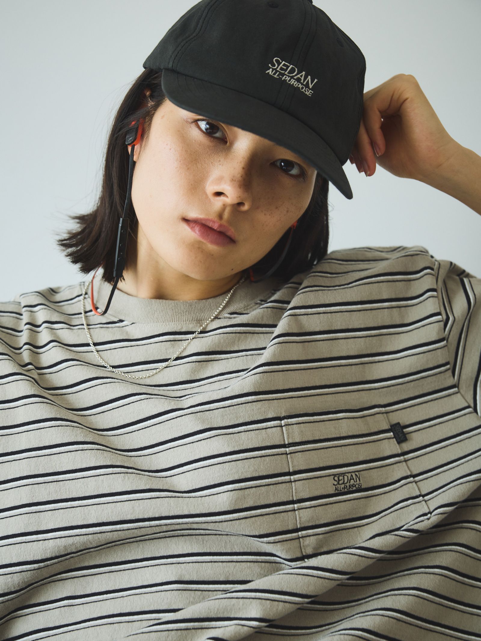 セダンオールパーパス SS24  Striped S/S Pocket Tee(SD24S-CT05)Khaki Black☆4月20日(土)発売！