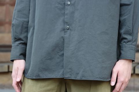 Ets.MATERIAUX Regular collar shirt(INK BLACK)style.